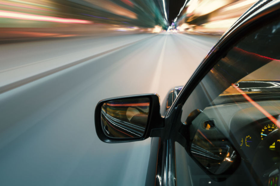 Der Autofahrer (28) stand unter Alkoholeinfluss. Ihm wurde im Krankenhaus Blutproben entnommen. (Symbolbild)