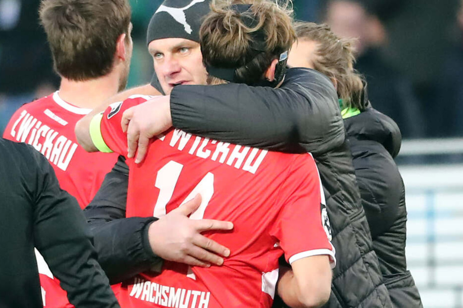 David Wagner umarmt Toni Wachsmuth. Wagner verlässt den FSV und gibt sein Amt an den jetzigen Kapitän weiter.