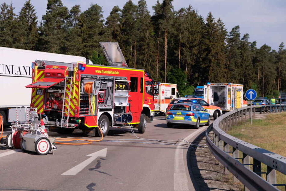 Die Rettungskräfte waren machtlos. Der eingeklemmte Fahrer verstirbt noch an der Unfallstelle.
