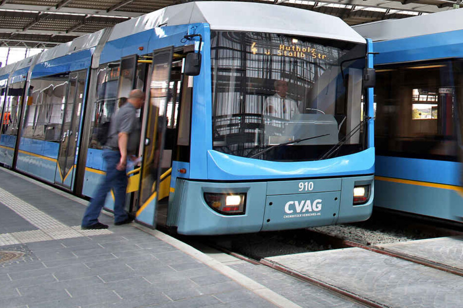Ein Junge wurde von einer Straßenbahn angefahren.