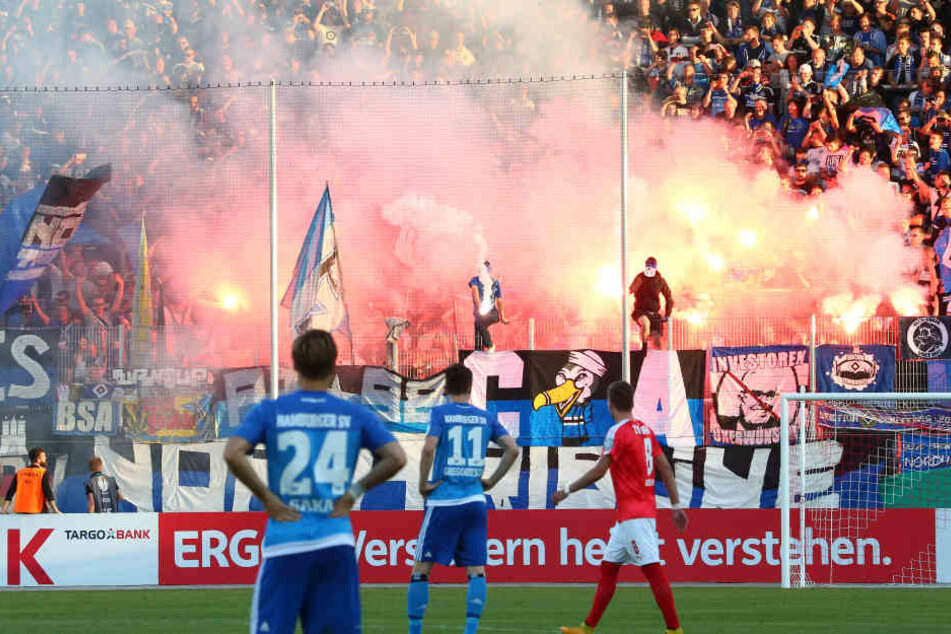 Trotz der Einlasskontrollen schmuggelten HSV-Fans Pyro mit
ins Stadion. Vorbildlich: Die Zwickauer Anhänger beteiligten sich nicht an der
Zündelei.