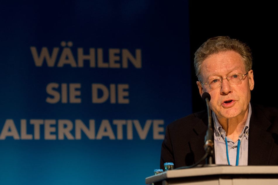 Der AfD-Gründer Konrad Adam fällt dem Spitzenkandidaten für NRW in den Rücken.