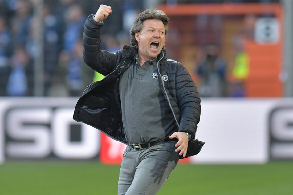 Erster Sieg in der SchücoArena für Jeff Saibene, der dies ausgiebig feiert.
