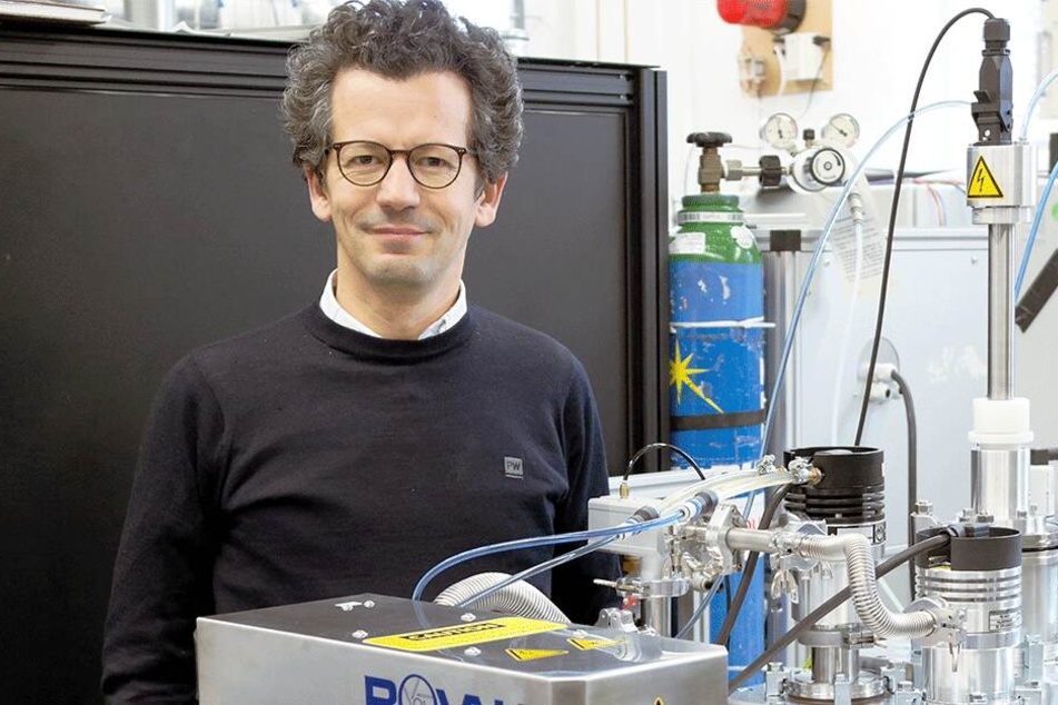 Dr. Charaf Cherkouk bei der Herstellung von Batteriematerialien.