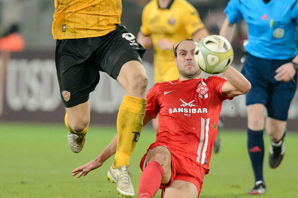 Im Dezember 2015 in der 3. Liga noch Konkurrenten beim Spiel zwischen Dynamo Dresden und den Würzburger Kickers, ab der kommenden Saison aber Kollegen in Schwarz-Gelb: Rico Benatelli (r.) und Marco Hartmann.