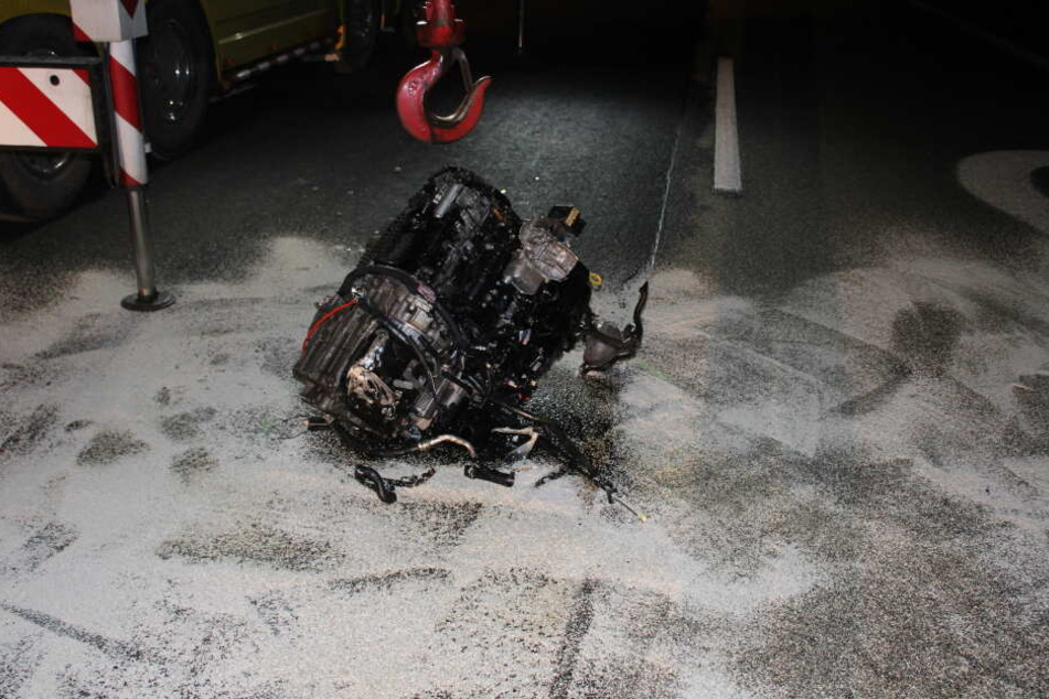 Der gesamte Motorblock liegt mitten auf der A3.