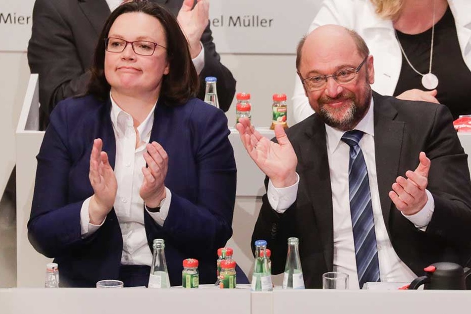 Andrea Nahles und Martin Schulz mit verhaltener Freude nach dem knappen Ja zu den Koalitionsverhandlungen.