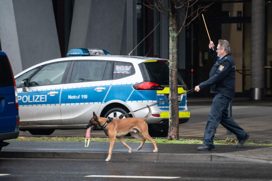Das Gebäude wurde mit der Hilfe von Diensthunden durchsucht.