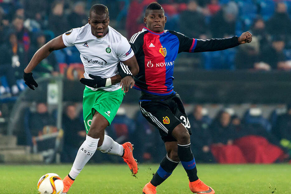 Florentin Pogba, hier im Trikot vom französischen Erstligisten AS St. Etienne im Duell mit Basels Breel Embolo (heute FC Schalke 04), wechselt in die USA zu Atlanta United FC.