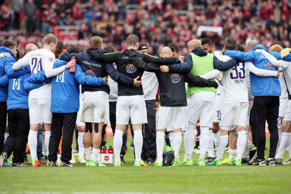 Gleich nach der Niederlage in Nürnberg hat FCE-Trainer Domenico Tedesco seine
Spieler und die Betreuer auf die letzten fünf Endspiele eingeschworen.