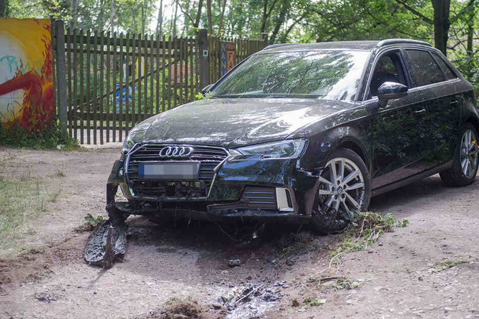 Die Feuerwehr zog den Audi am Sonntagmorgen aus dem Fluß.