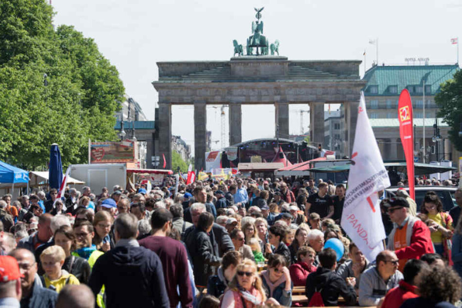 Tausende Menschen versammelten sich am Brandenburger Tor.