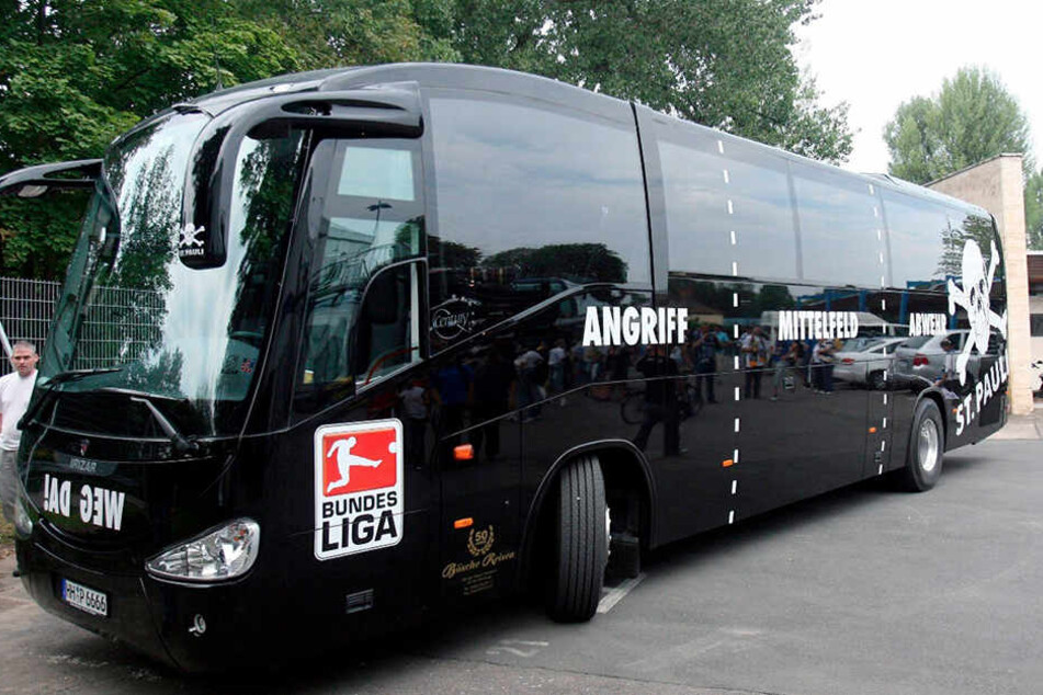 Dem Team-Bus wurden die Scheiben vor drei Jahren eingeschmissen.