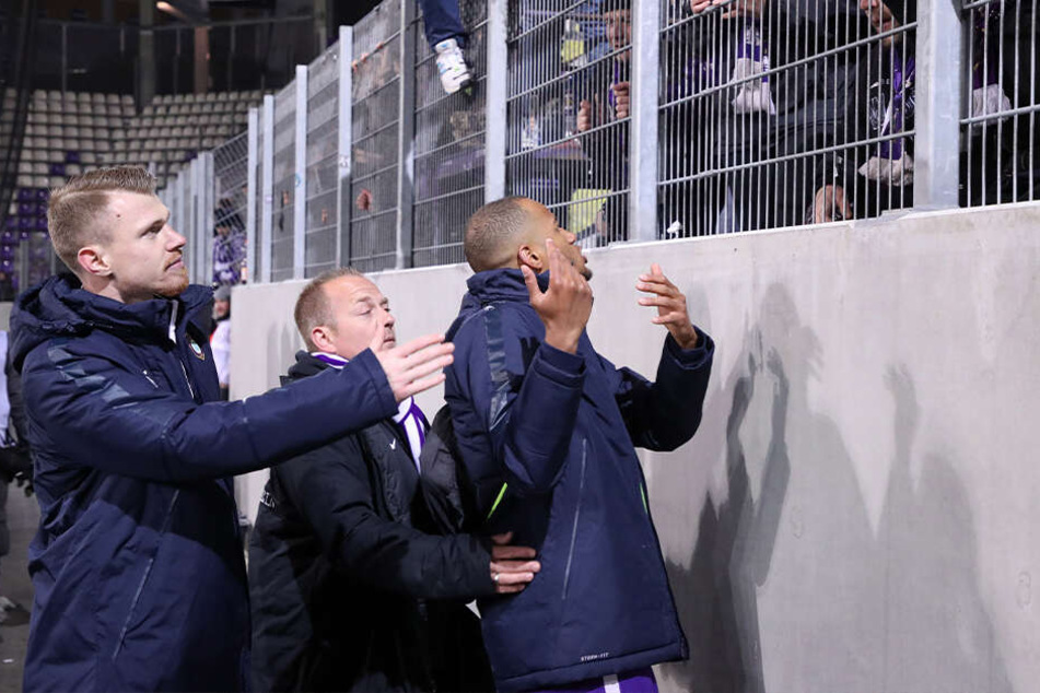 Louis Samson (r.) und Steve Breitkreuz stellten sich nach dem 0:1 gegen Heidenheim den enttäuschten Fans.