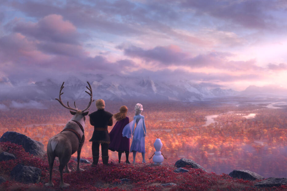 Elsa (Zweite von rechts) wird von einer mysteriösen Stimme in den verwunschenen Wald gerufen. Ihre treuen Gefährten begleiten sie.