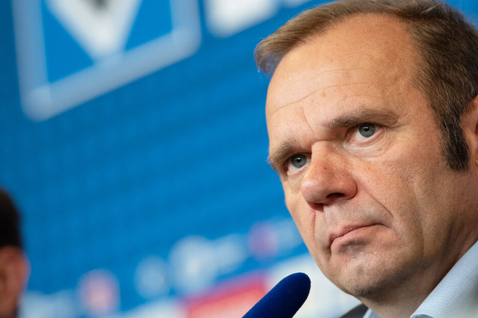 Bernd Hoffmann weist Gerüchte zurück, dass dem HSV eine Insolvenz drohe.
