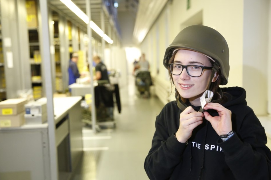 Jennifer Hoffmann probiert einen Gefechtshelm. Die Zittauerin hat Abitur
gemacht und sich für acht Jahre zum Dienst bei der Bundeswehr verpflichtet.