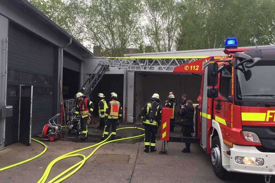 Die Berufsfeuerwehr und die Löschabteilung Ost wurden in die Eckendorfer Straße alarmiert.