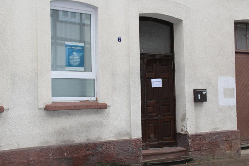 An dieser Moschee haben bisher unbekannte Täter einen DIN A 4 Zettel angezündet.