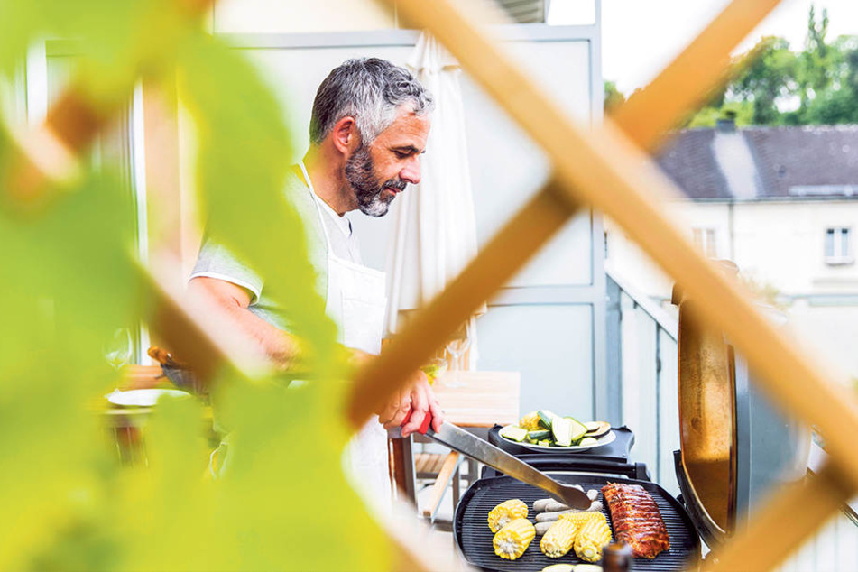 Verlockender Duft: Grillen auf dem Balkon kann gefährlich werden.