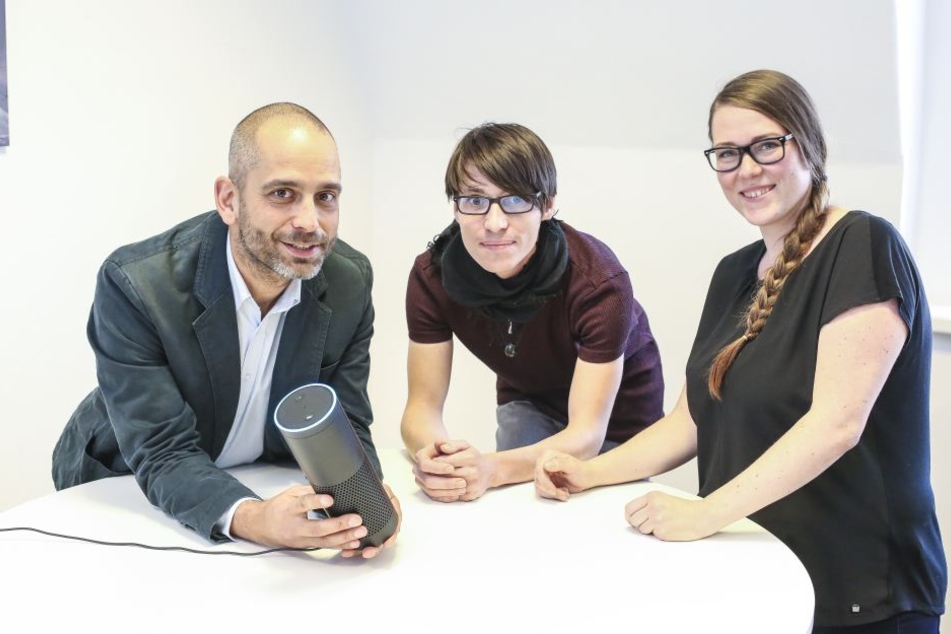 Hallo Alexa! Marko Blüthgen (l,42) vom Dresden-Marketing mit der Amazon-Dose, aus der die Stimme der Sprachassistentin jetzt auch was zu Dresden erzählt.