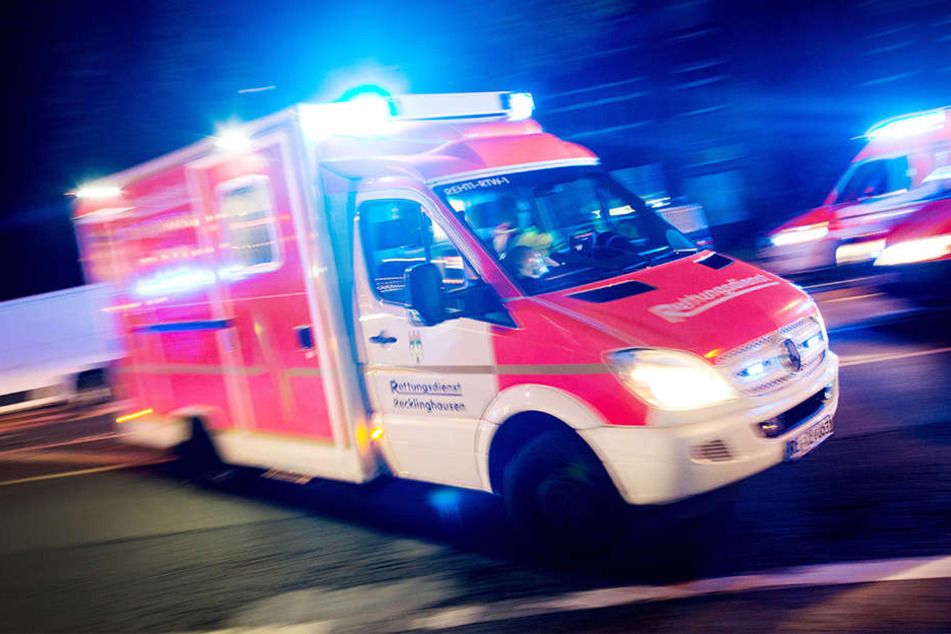 Mit einem Krankenwagen mussten die Verletzten in Krankenhäuser transportiert werden. (Symbolbild)