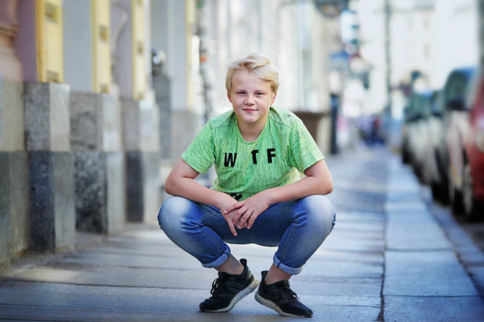 Anton in cooler Pose in der
Rothenburger Straße, Neustadt, wo seine Mutter ein Geschäft mit Kinderklamotten
führt.