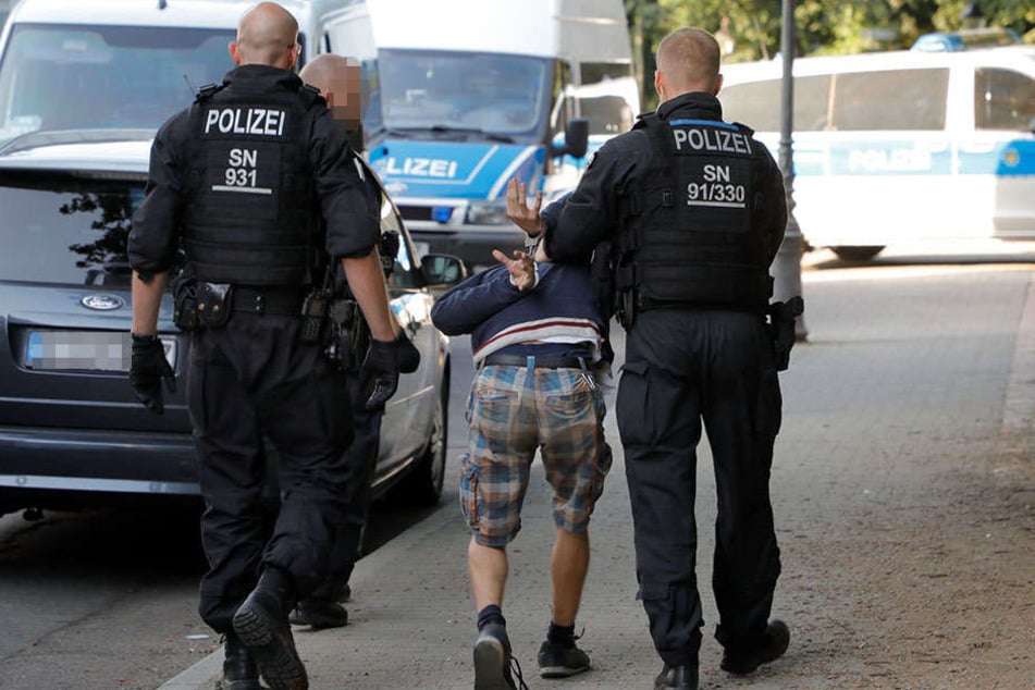 Um Kriminelle abzuschrecken, setzt die Polizei zunehmend auf Razzien, sogenannte "Komplexkontrollen".