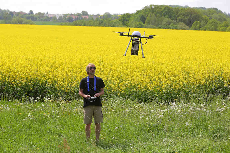 Informatiker Axel Weckschmied (59) steuert an einem Feld in Rennersdorf eine seiner Drohnen.