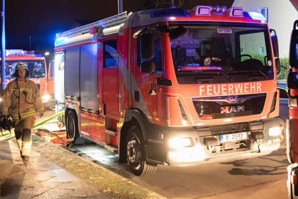 Die Feuerwehr wurde am frühen Morgen zu dem Brand gerufen. (Symbolbild)