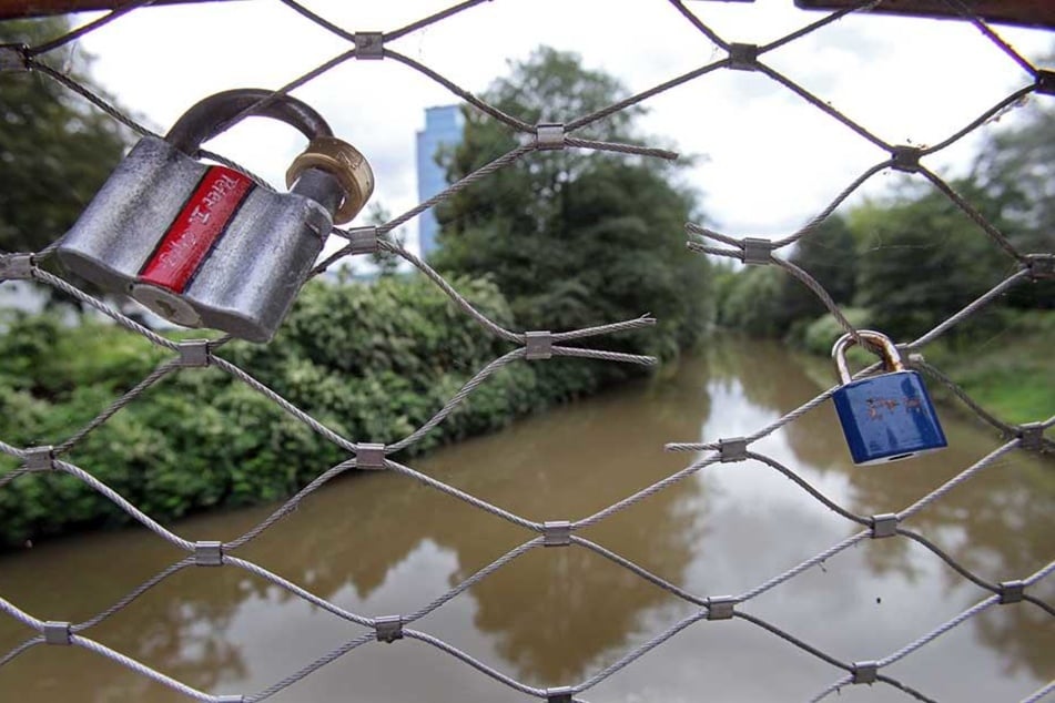 Auch am Pfortensteg in Chemnitz hängen Liebeschlösser. Hier wurden vor einigen Jahren sogar schon welche geknackt.