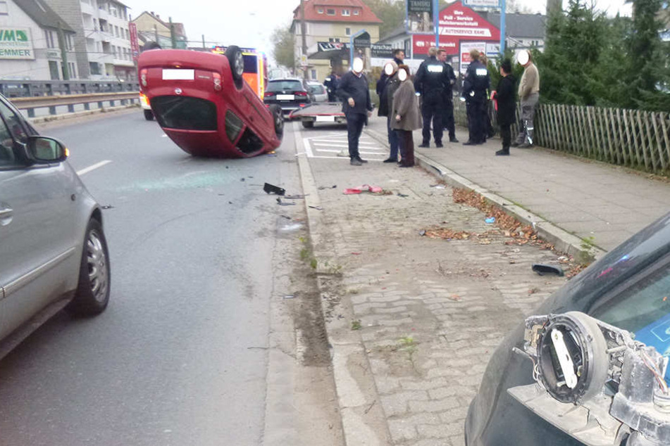 Der Nissan fuhr auf den Anhänger auf und drehte sich in der Luft.