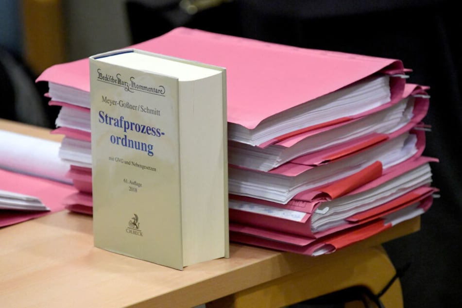 Wegen des bandenmäßigen Anbaus und Handels von Cannabis müssen sich 13 Angeklagte vor dem Landgericht Flensburg verantworten. Sie sollen 400 Kilogramm Cannabis produziert haben.