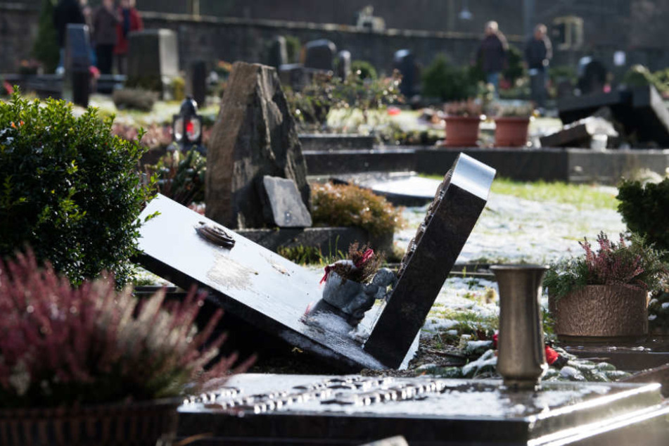 Die Gräber auf dem Friedhof waren teilweise völlig verwüstet.