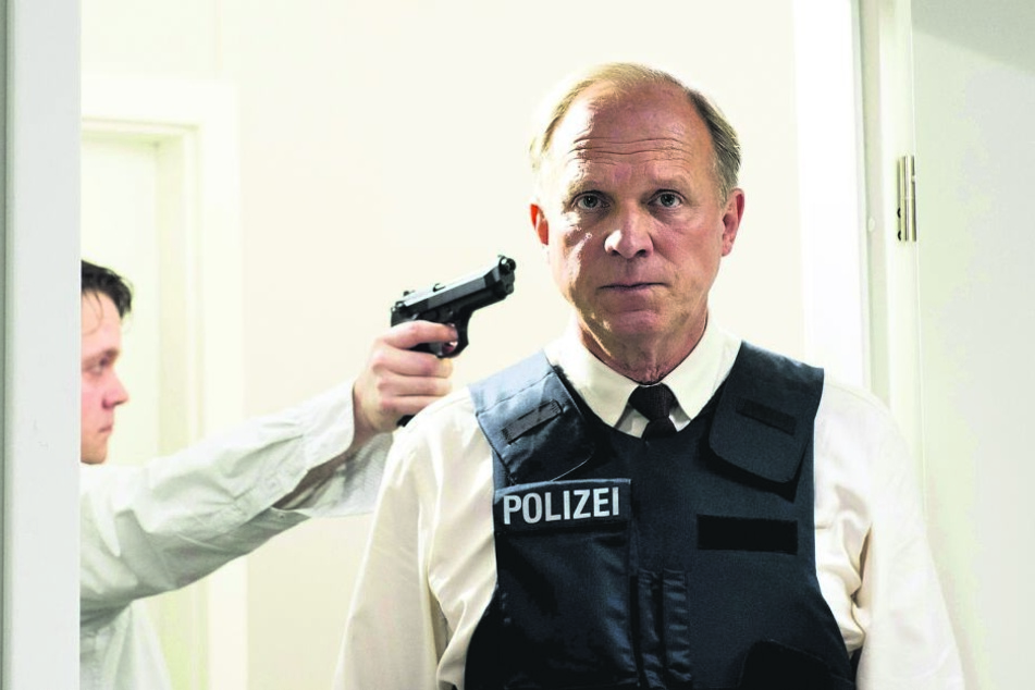 Bäm! Murot (Ulrich Tukur) hat gelernt, dass Geiselnehmer Gieseking (Christian Ehrich) ihn immer wieder erschießen wird.