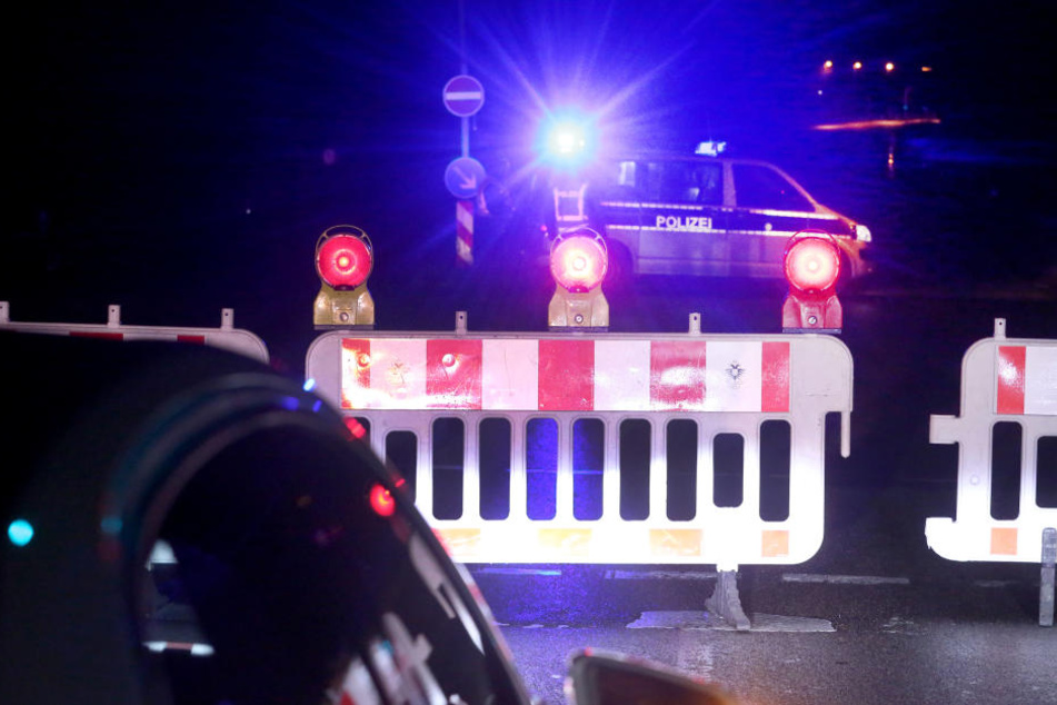 Die Polizei sperrt eine Straße zu einem Kölner Stadtteil ab, der wegen der Entschärfung einer Weltkriegsbombe evakuiert werden musste.