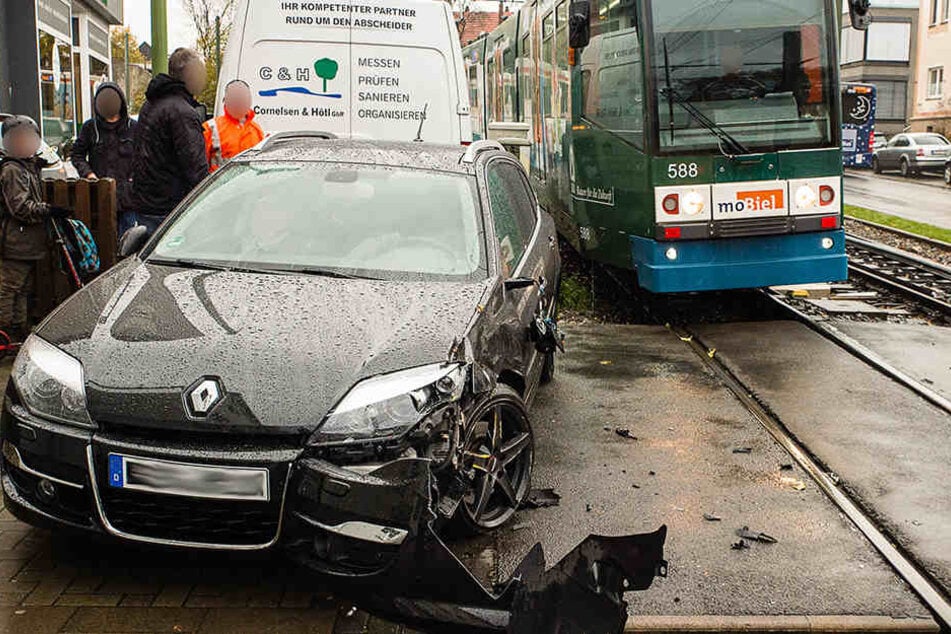 Der Wagen musste nach dem Crash abgeschleppt werden.
