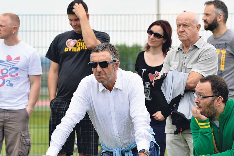 Hans-Jürgen Kreische (3.v.r.) hat einen Blick für junge Talente, mischt sich bei Spielen deshalb
oft unter die Zuschauer - hier gemeinsam mit Dynamos Sportchef Ralf Minge (vorn).