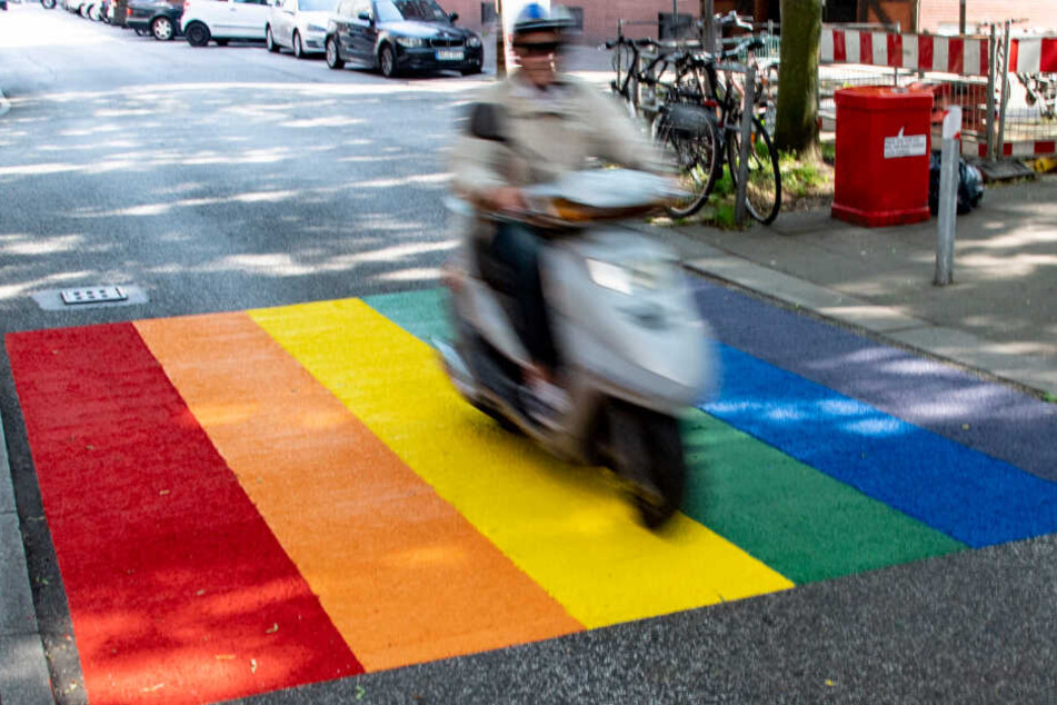 Der bunte Zebrastreifen erstrahlt im Stadtteil St. Georg.