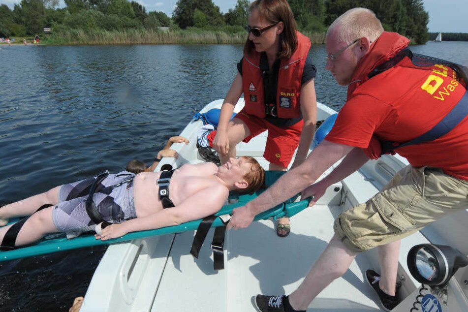 Rettungsschwimmer erproben den Ernstfall.