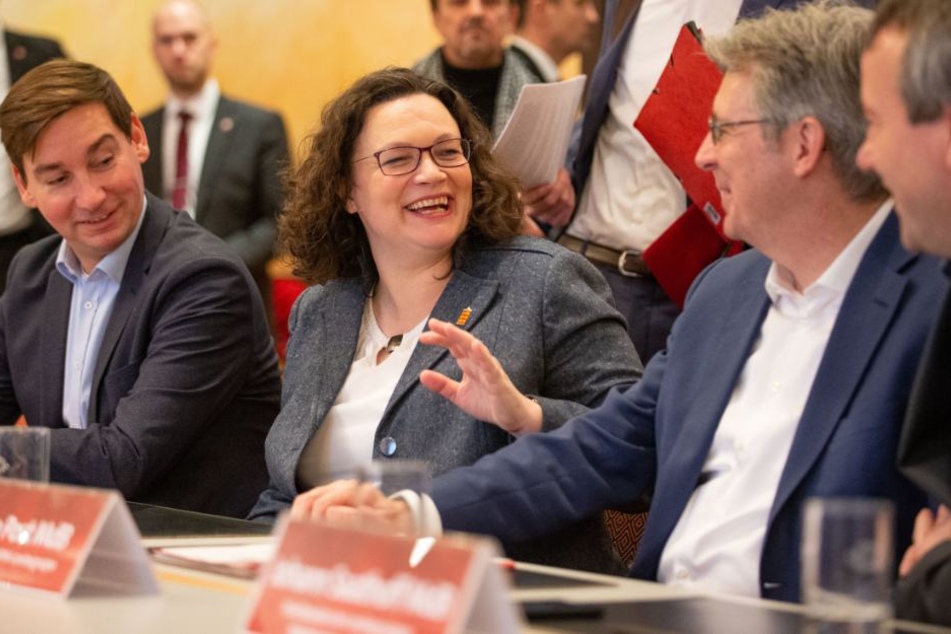 Andrea Nahles (m.) hat bei der Jahresauftaktklausur der SPD-Landesgruppen Nordrhein-Westfalen und Niedersachsen/Bremen gut lachen.