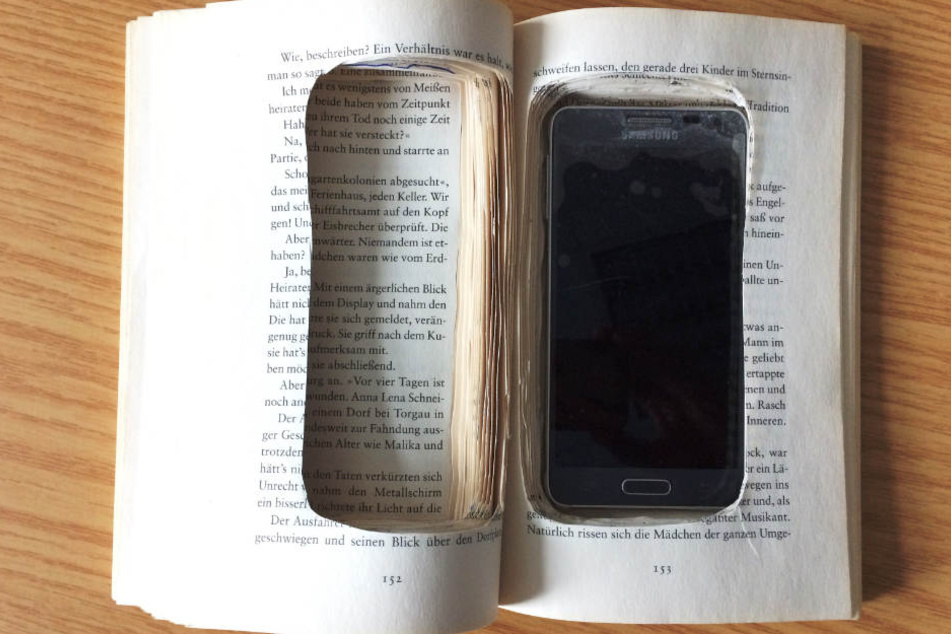 Das präparierte Buch brachte der Finder schließlich ins Fundbüro.