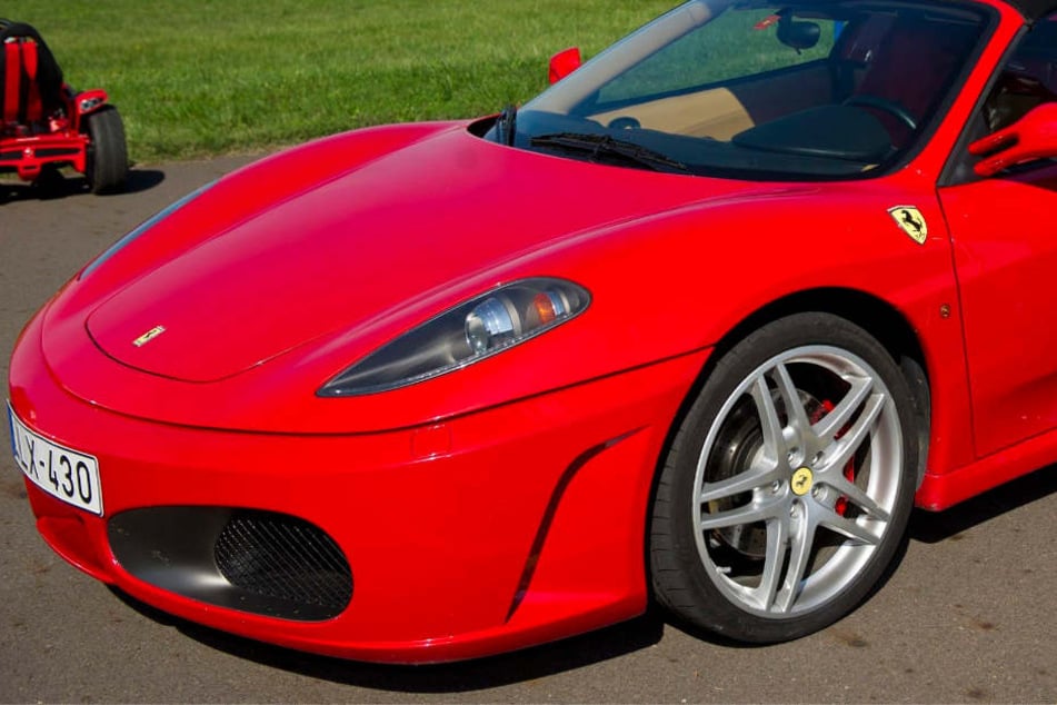 Der Fahrer zerlegte seinen Ferrari 430. (Symbolbild)