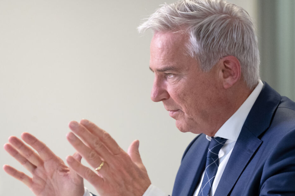 Baden-Württembergs Innenminister Thomas Strobl (CDU) klagt über Hindernisse bei Abschiebung von Flüchtlingen.