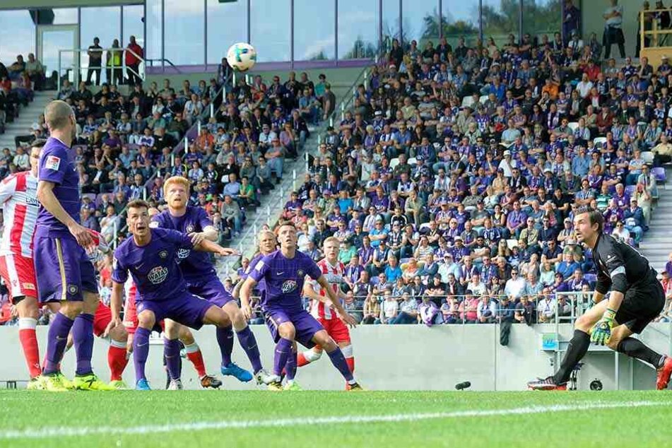 FCE-Keeper Martin Männel (r.) kann
sich bei Ecken auf seine Vorderleute verlassen. Aue hat die Schwäche nach
Standards abgestellt, verteidigt die ruhenden Bälle deutlich besser als noch in
der Vorsaison.