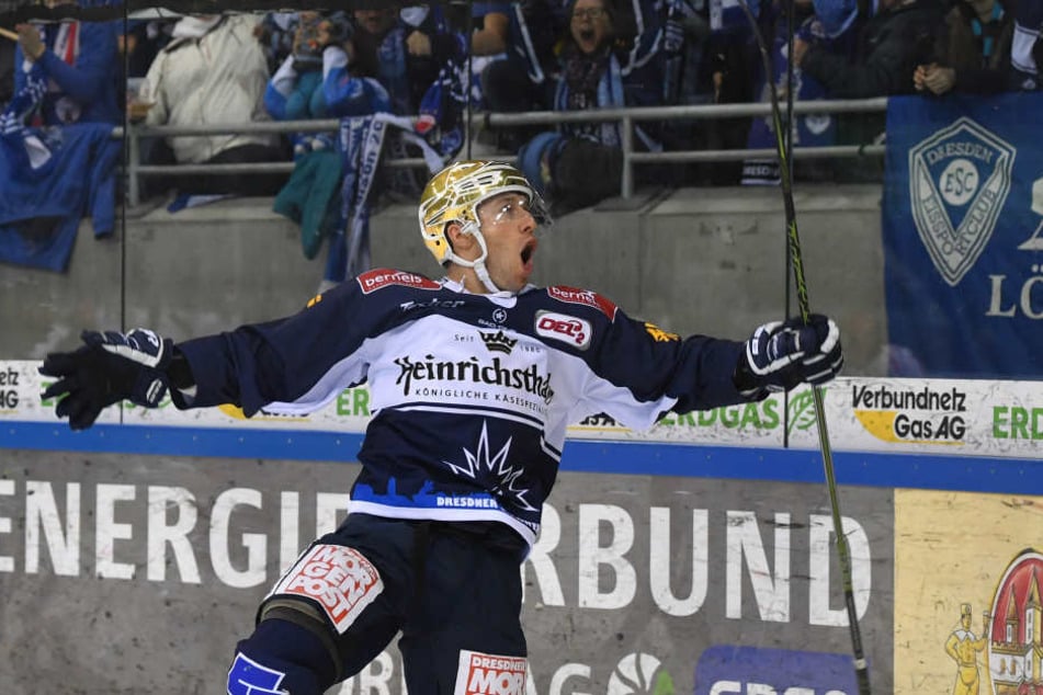 Torschütze Brendan Cook jubelt nach dem 1:0 für die Eislwöen.