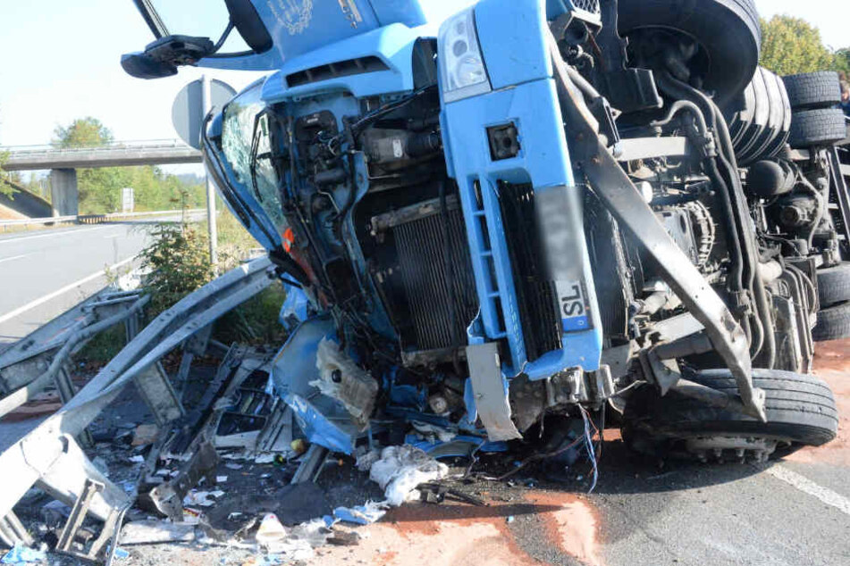 Das Fahrerhaus wurde bei dem Unfall komplett eingedrückt.