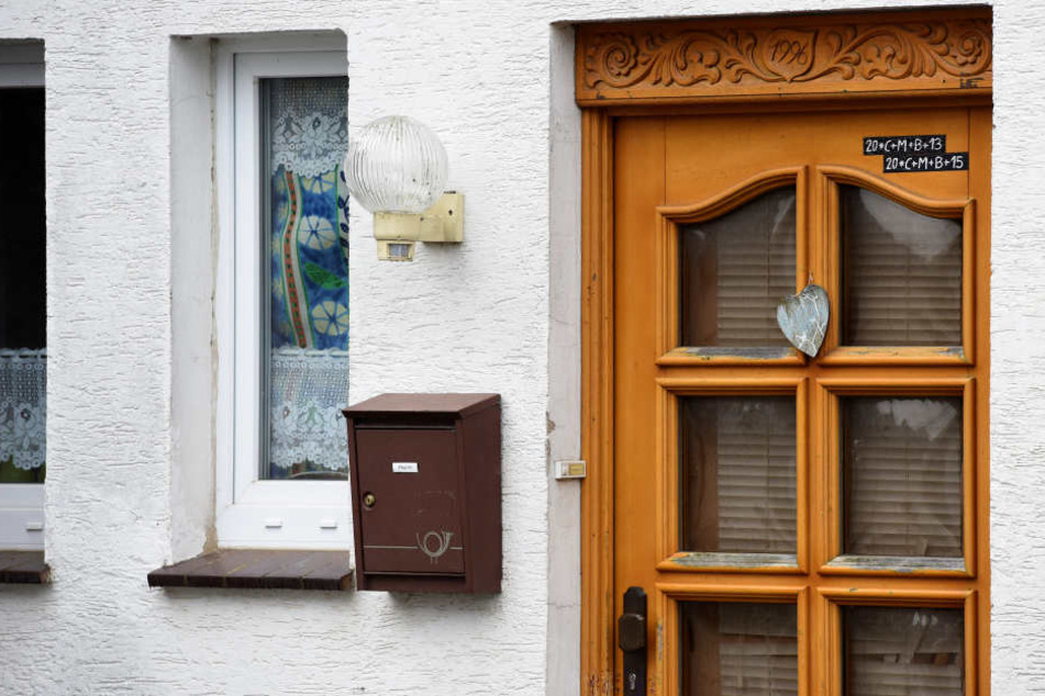 Aber hinter der mit Holzschnitzereien und einem Metallherz verzierten Haustür lauerte das absolute Grauen.