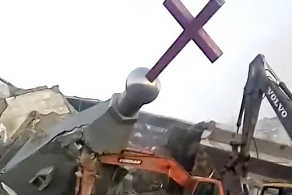 Nach der Sprengung rückten die Bagger an und gaben der Kirche den Rest.