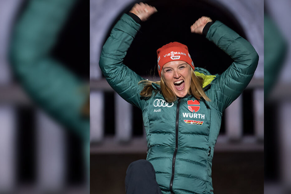 Denise Herrmann jubelt bei der Medaillenzeremonie am Sonntagabend in Östersund.